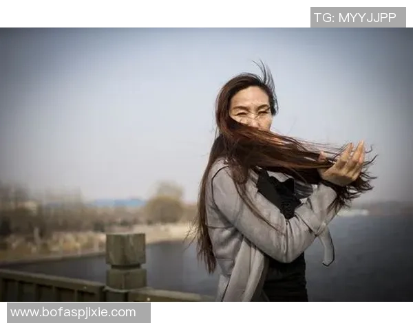 超清竖屏足球女球星壁纸展现巾帼英姿与运动魅力