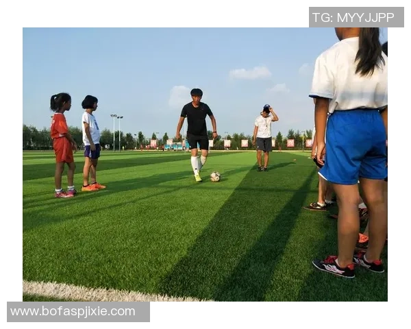 足球小子亲眼见证父亲赛场英姿父爱如山与球场荣耀同行